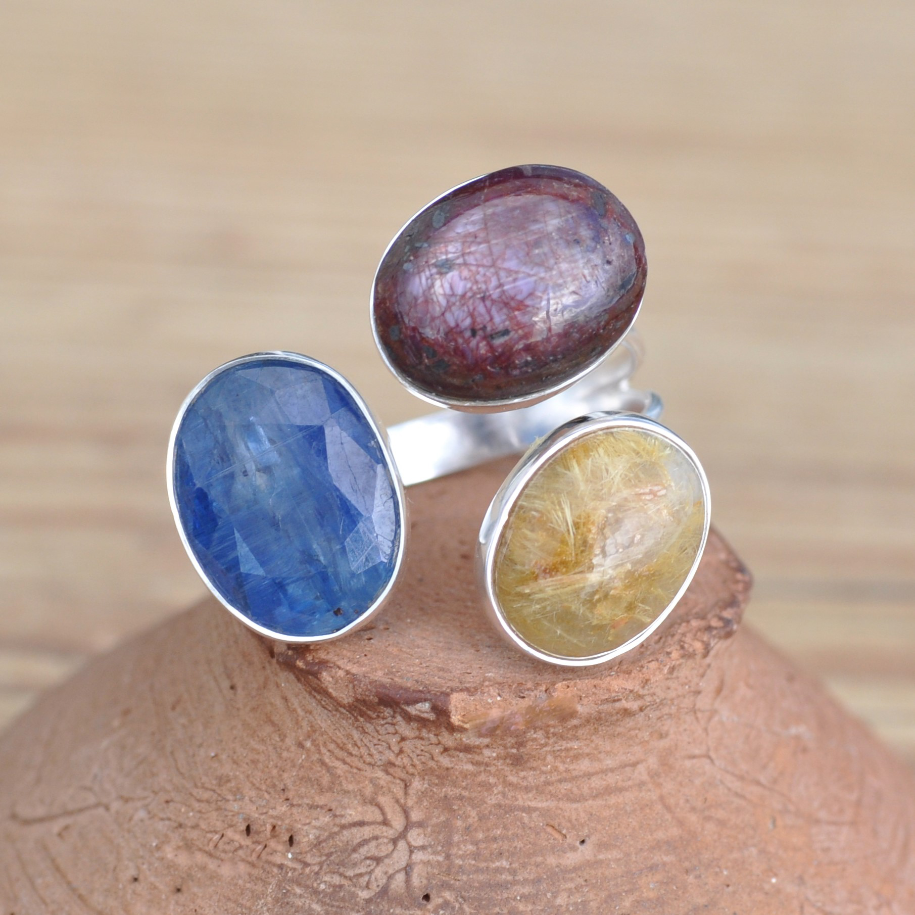 NEW ! Bague ouverte argent et 3 pierres Cyanite, Quartz rutile et Rubis (bleu) (doré) (violet)
