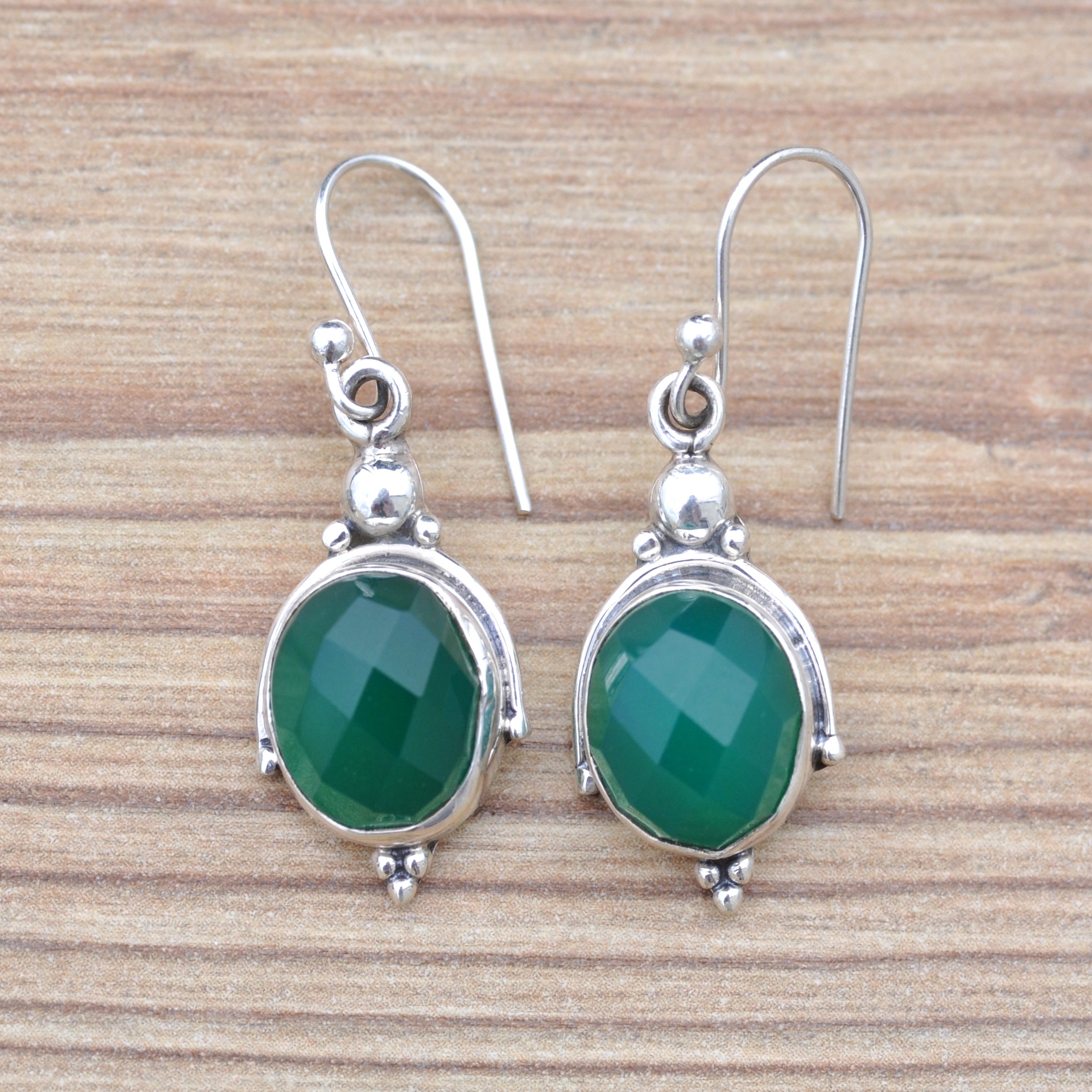 Boucles d'oreilles à crochets, en argent ciselé avec une pierre ovale taillée en facettes en Agate verte.