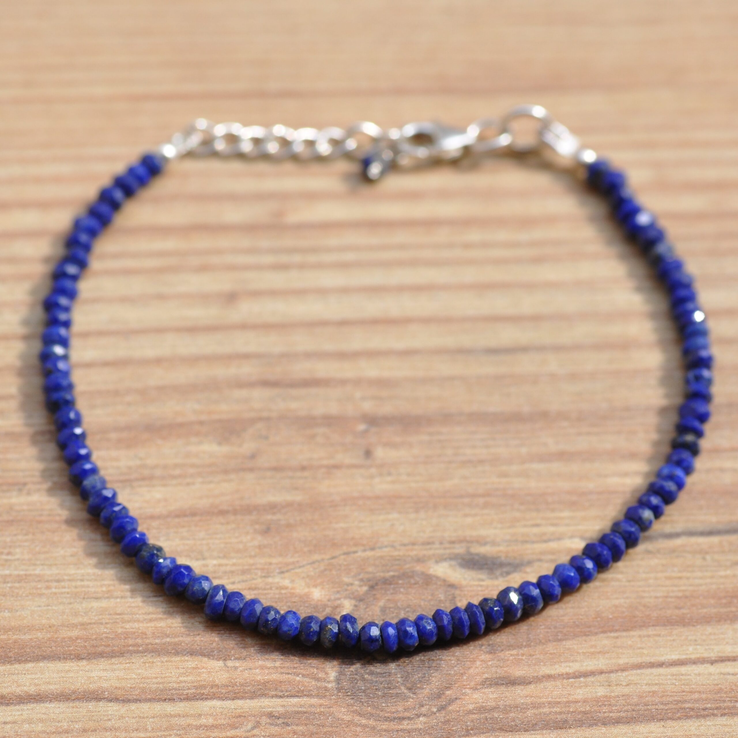 bracelet fin en petites pierres en lapis lazuli