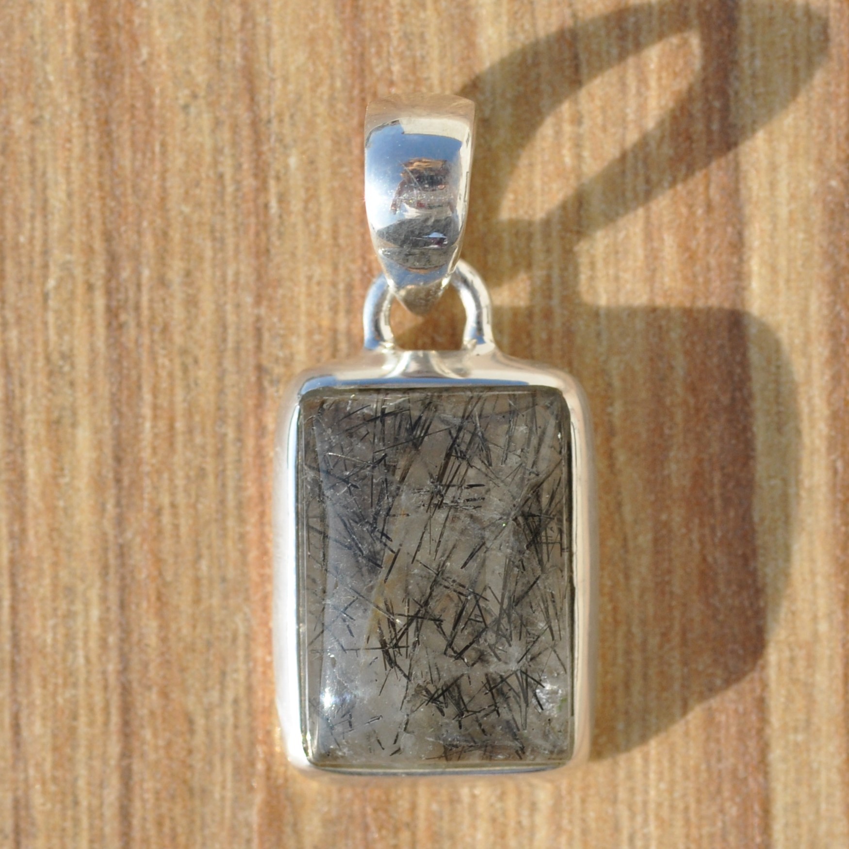 Petit pendentif rectangulaire en argent et pierre Quartz tourmaline