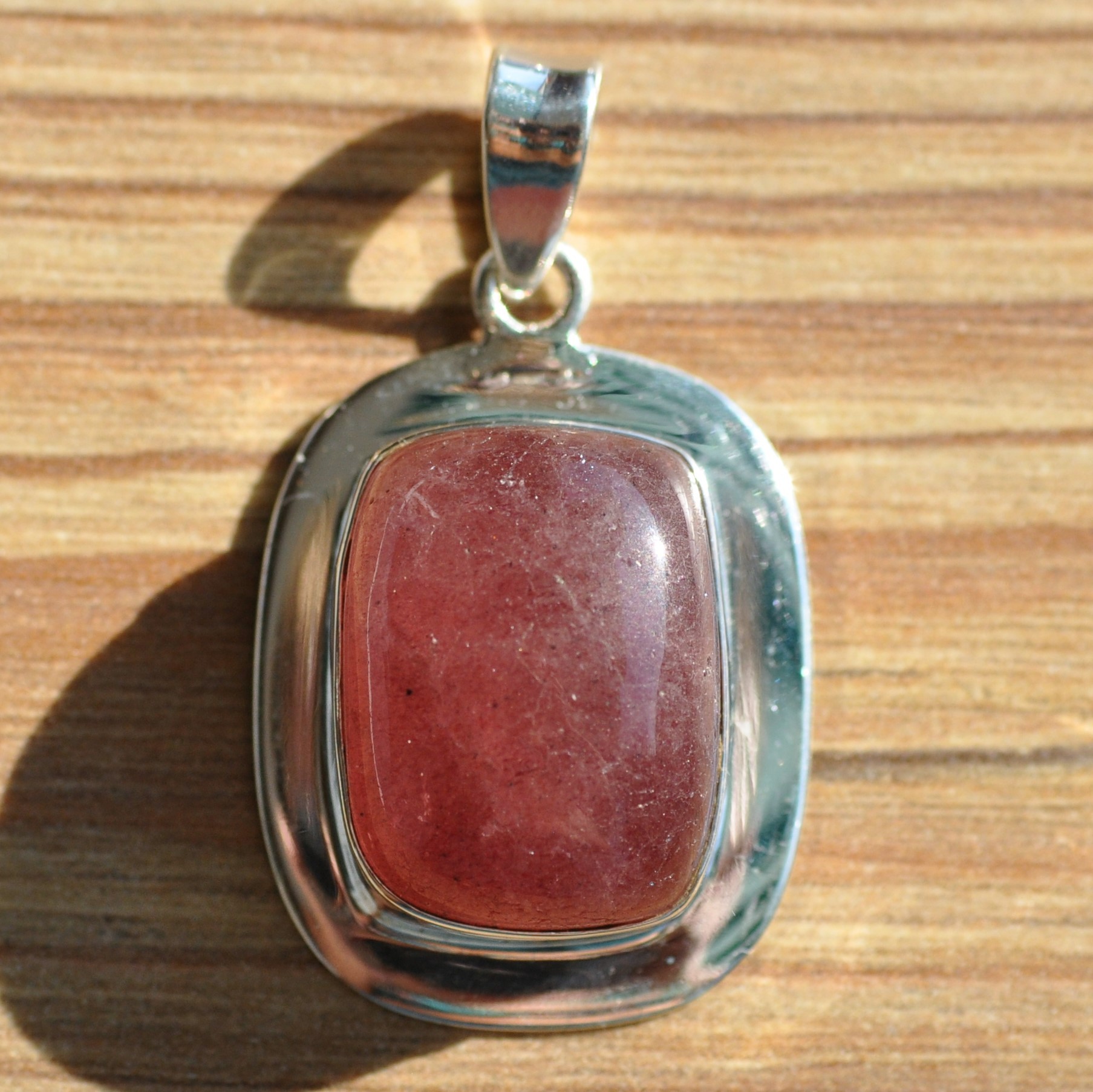 Gros pendentif rectangulaire avec une grosse pierre en quartz strawberry
