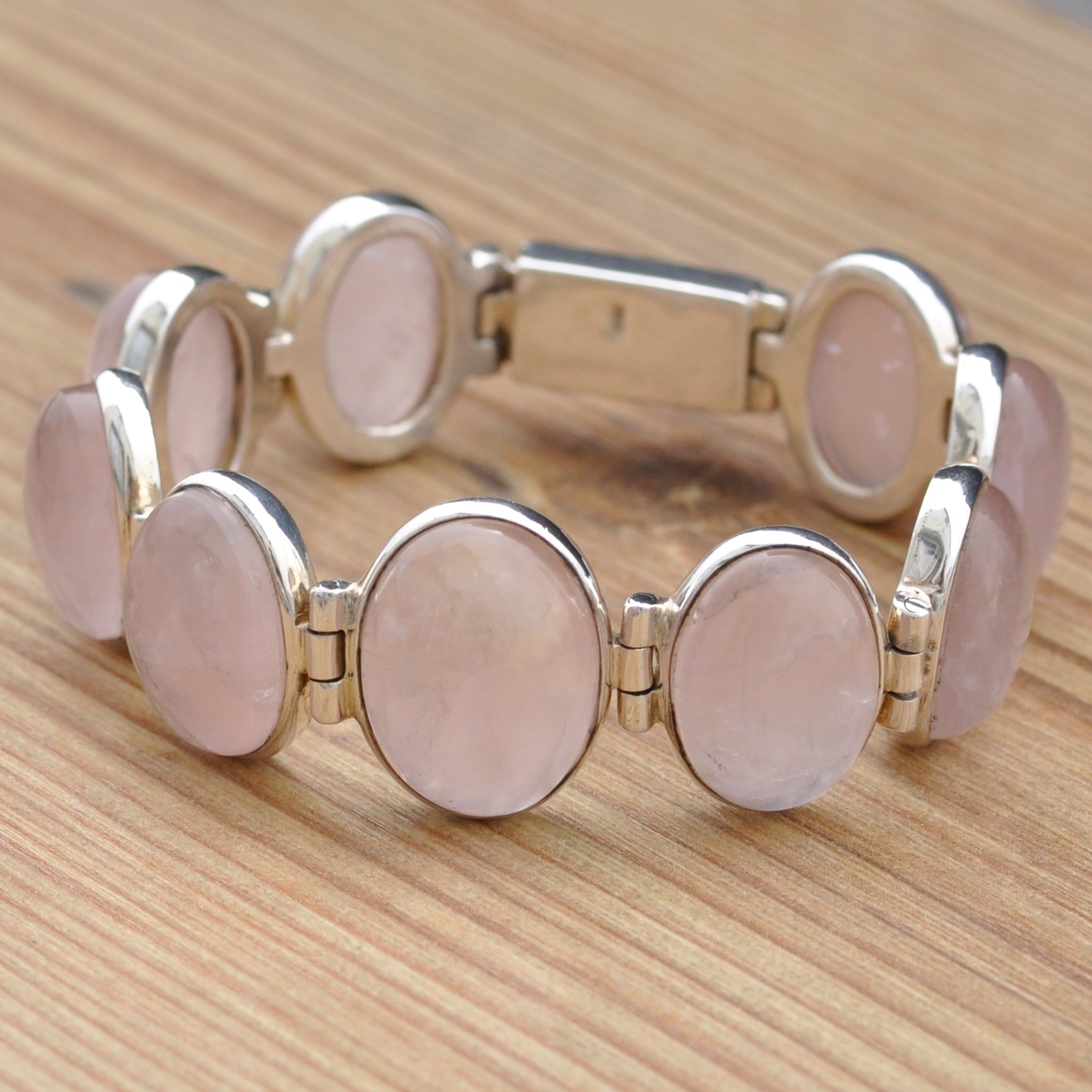 Beau bracelet en argent massif avec 9 pierres cabochons en quartz rose