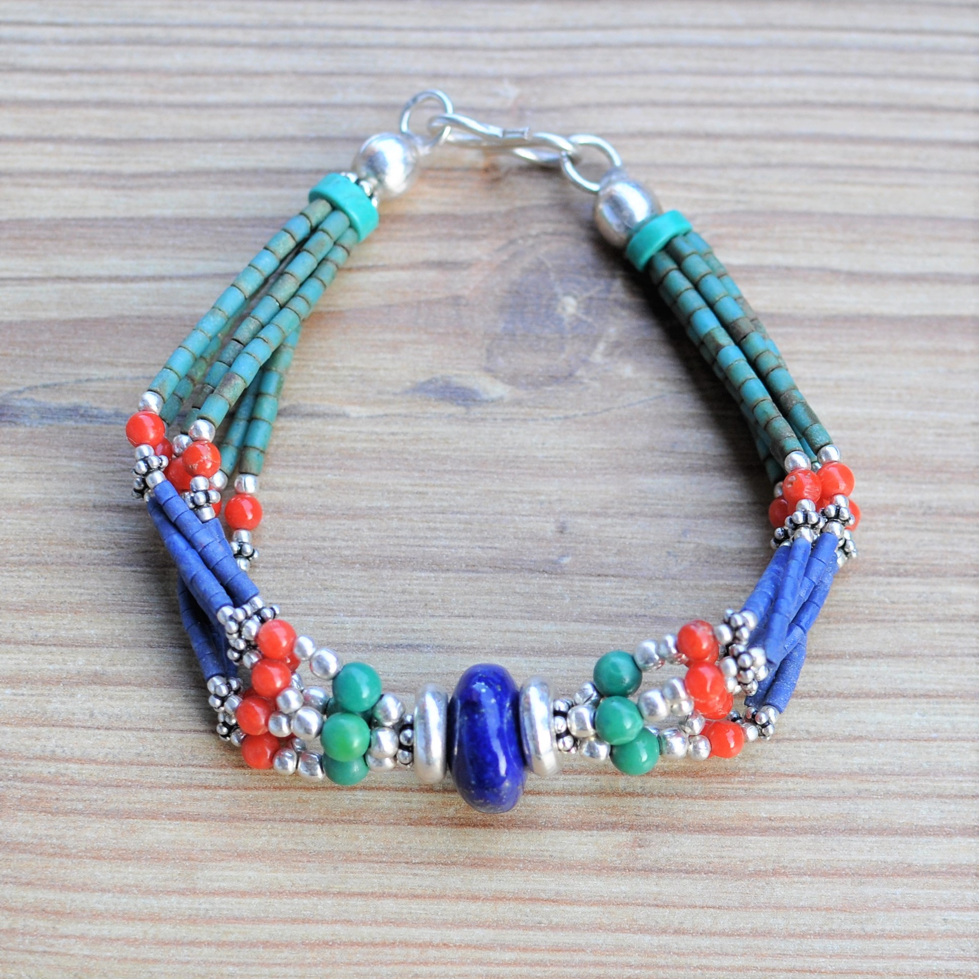 Bracelet 7 rangs de pierres en Lapis lazuli  turquoise (bleu) et Corail (rouge)